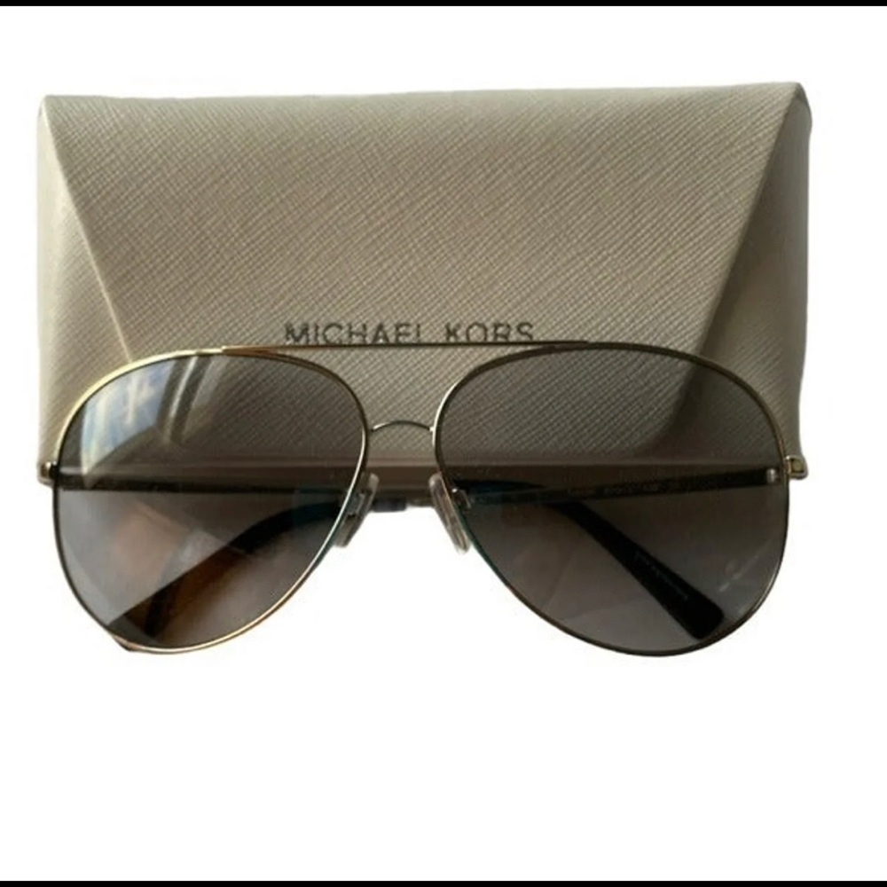 100%Authentic Kendall I
Color:silver shiny
Aviator